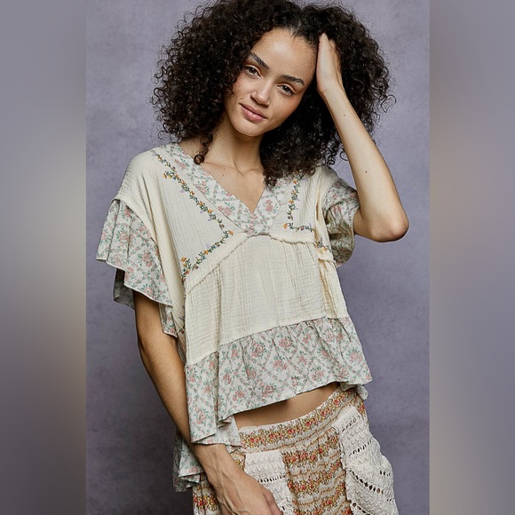 POL Floral V-Neck Short Sleeve Ruffled Double Gauze Blouse with Embroidery 🆕 - Picture 3 of 6